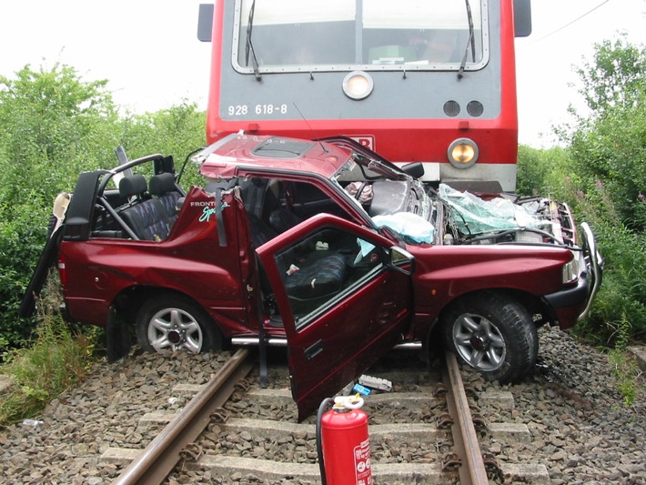 POL-GOE: (880/03) Zug erfasst Geländewagen - Eine schwer Verletzte