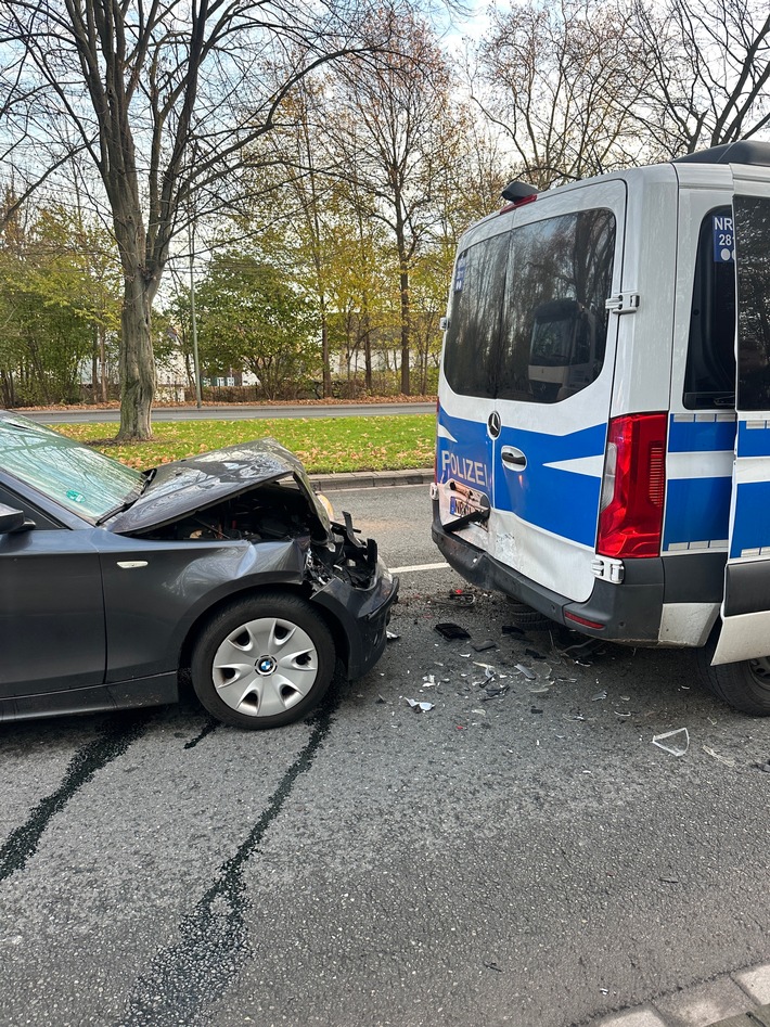 POL-GE: Auffahrunfall bei Verkehrskontrolle in Schalke - zwei Personen leicht verletzt