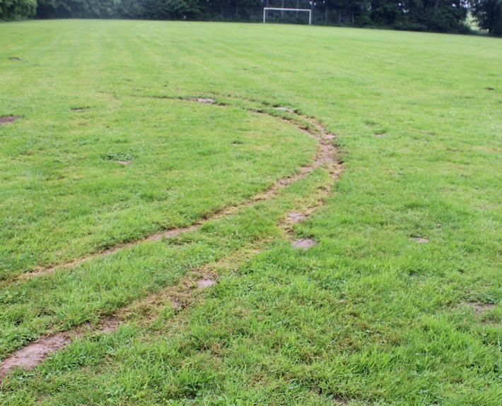 POL-MI: Fußballplatz durch Reifenspuren beschädigt