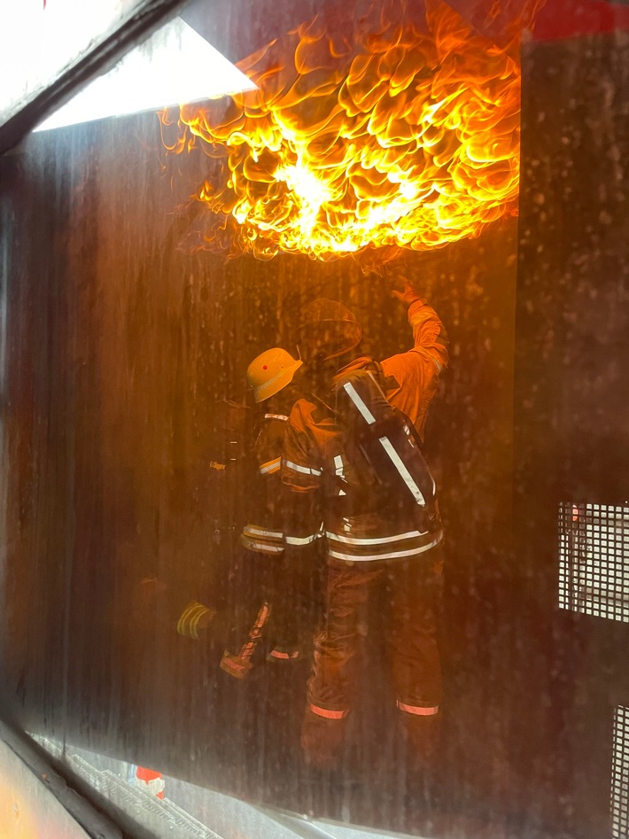 FW-MK: 108 märkische Feuerwehrleute fit für den Einsatz gemacht - FeuerwehrVerband MK führt Heißausbildungswochenende durch