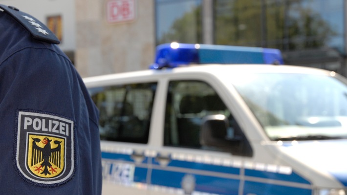 Bundespolizeidirektion München: Bedrohung mit Springmesser / Jugendliche geraten unter Alkoholeinfluss in Streit