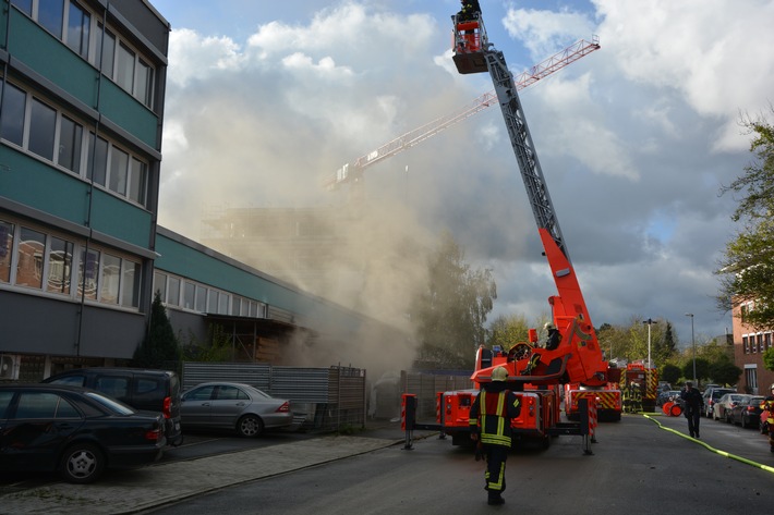 FW-MH: Brand in Schreinerei verursacht starke Rauchentwicklung/25 Personen aus umliegenden Gebäuden evakuiert