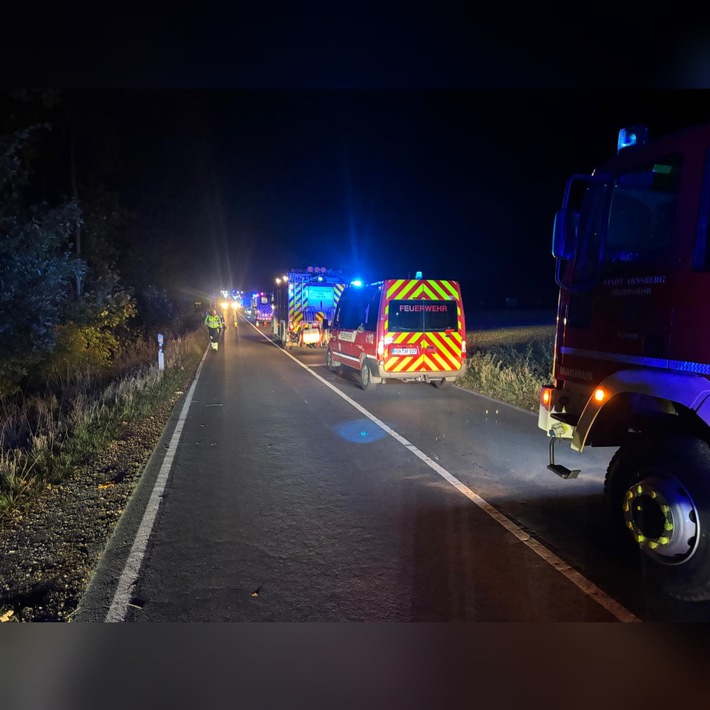 FW-AR: PKW gegen Baum- FW Arnsberg und Ense zusammen im Einsatz