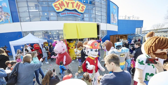 Riesen Smyths Toys Willkommensparty