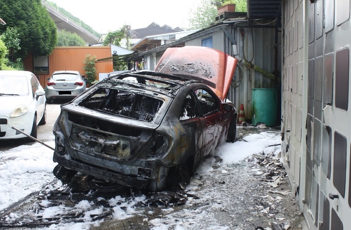 POL-HA: Mercedes brennt bei Reifenwechsel vollständig aus