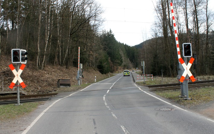 POL-OE: Unbekannter Pkw-Fahrer beschädigt Bahnschranke