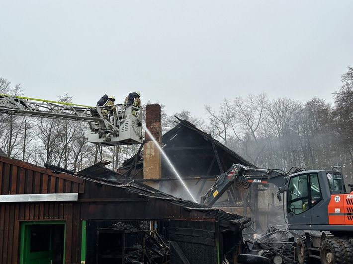 FW Osterholz-Scharm.: Landwirtschaftliches Gebäude von Vollbrand - Feuerwehr kann Übergreifen auf Wohnhaus in letzter Minuten verhindern