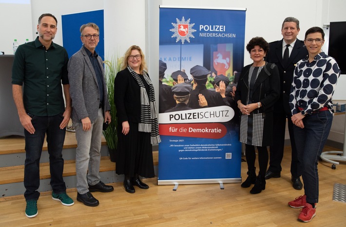 ZPD: &quot;Tag der Demokratie&quot; Zentrale Polizeidirektion Niedersachsen zeigt Haltung gegen demokratiefeindliche Bestrebungen, Hass und Hetze