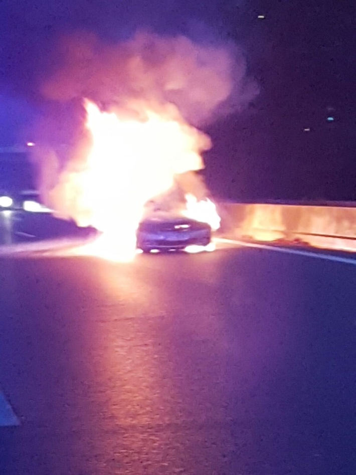 FW-MH: PKW auf der A 40 im Vollbrand.