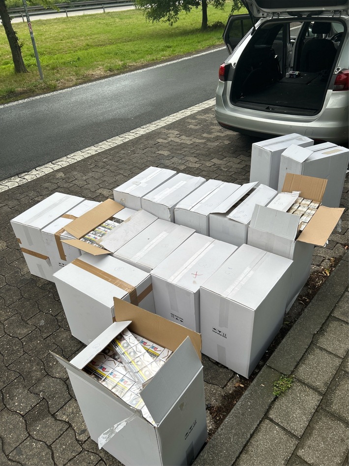 HZA-BI: Bielefelder Zoll zieht 150.000 Schmuggelzigaretten aus dem Verkehr/Zigarettenschmuggler auf der A44 nahe Anröchte gestoppt