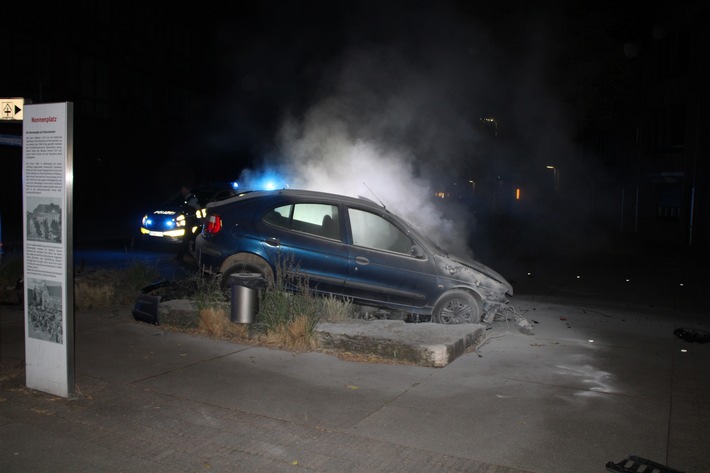 POL-KLE: Emmerich - Unfall nach Flucht vor Kontrolle / Fahrerin unter Drogeneinfluss