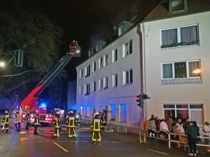 FW-BO: Kellerbrand in Günnigfeld - Feuerwehr rettet 10 Personen aus verrauchtem Wohnhaus