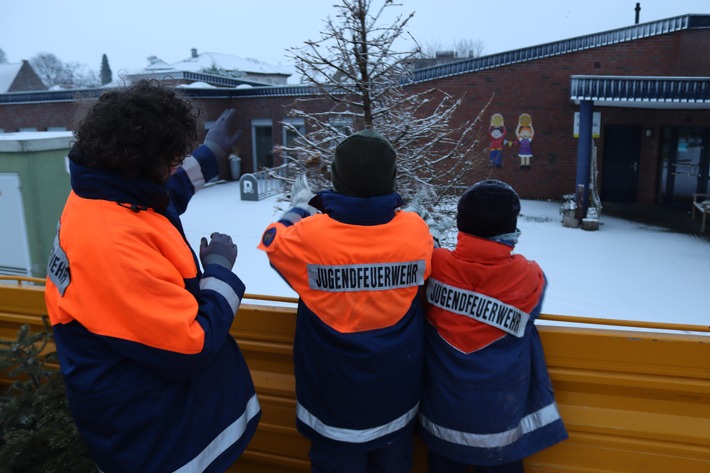 FW Gangelt: Jugendfeuerwehr Gangelt sammelt Weihnachtsbäume trotz winterlicher Witterung ein