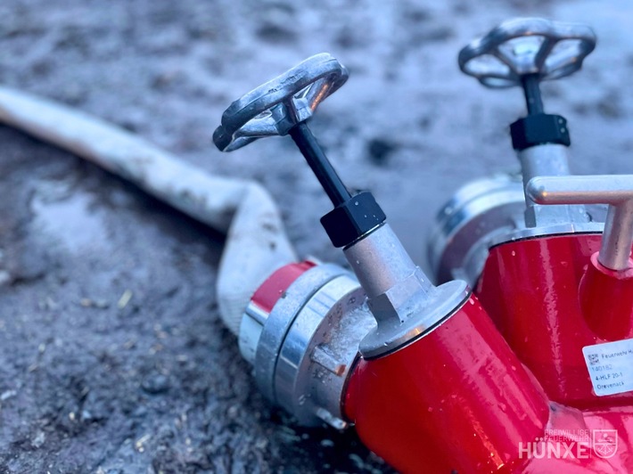FW Hünxe: Feuer durch Gasgrill - Brandausbreitung verhindert, Folgeeinsatz Amtshilfe