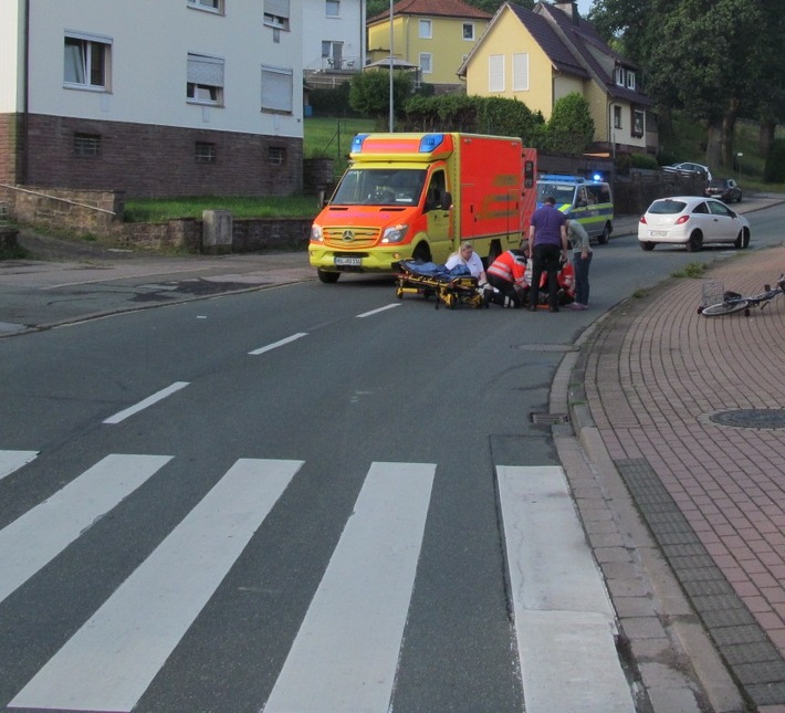 POL-HM: Kollision auf Fußgängerüberweg zwischen Radfahrer (89) und Pkw