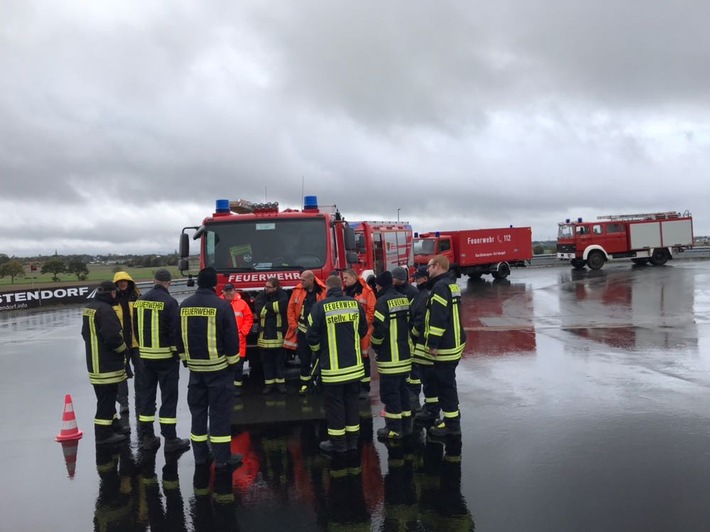 FW-OE: Feuerwehrleute erlernen den Umgang in Gefahrsituationen im Straßenverkehr