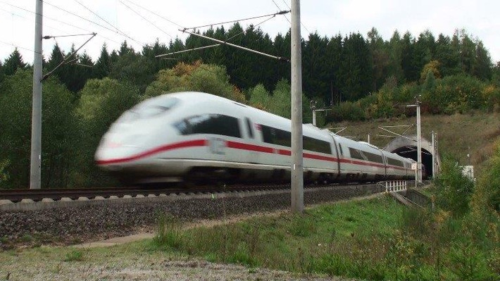 BPOL-TR: Gefährlicher Eingriff in den Bahnverkehr durch Auflegen von Schottersteinen - Bundespolizei Trier stellt Täter