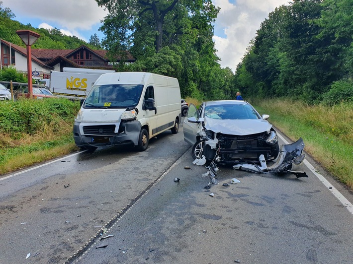 POL-PDKH: Verkehrsunfall mit drei leichtverletzten Personen