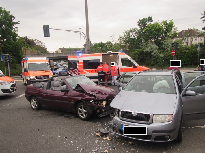 POL-PDKH: Verkehrsunfall mit vier verletzten Personen