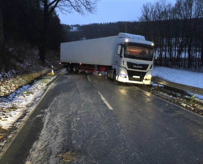 POL-HX: Schnee und Glätte sorgen für Unfälle