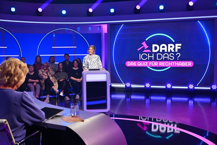 "Darf man am Steuer Bier trinken?" - fragt Laura Karasek ihre Promi-Gäste in der neuen SAT.1-Show "Darf ich das? Das Quiz für Rechthaber"