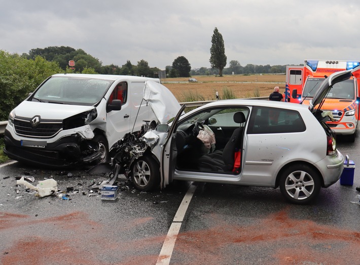 POL-HF: Verkehrsunfall - VW-Fahrerin gerät in den Gegenverkehr