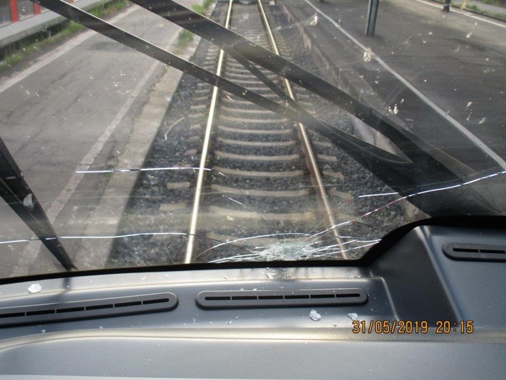 BPOL-KS: Scheibe gesplittert - Regionalbahn mit Steinen beworfen