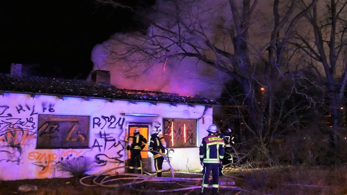 FW Celle: Gebäude brennt teilweise in Vollbrand - eine verstorbene Person
