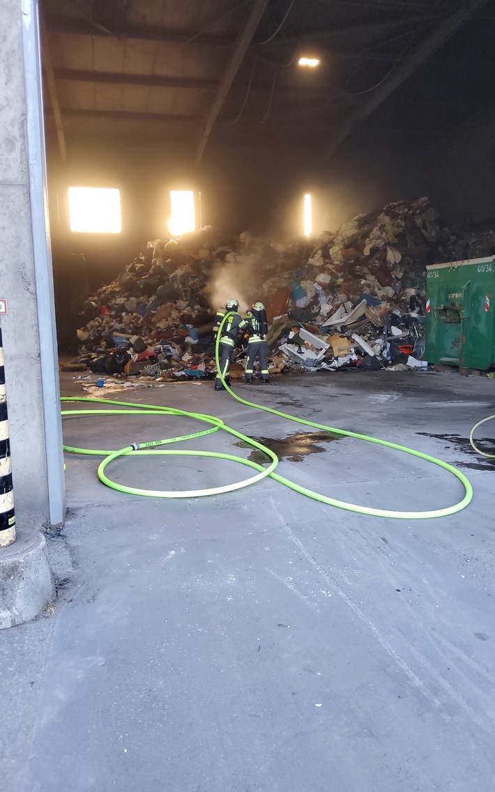 FW-EN: Feuerwehreinsatz in Entsorgungsbetrieb erfolgreich abgeschlossen