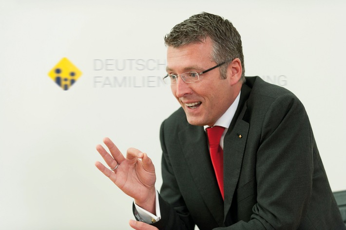 Pflege-Vorsorge: &quot;Es ist noch immer 5 vor 12!&quot; / Philipp J.N. Vogel, Vorstand der DFV Deutsche Familienversicherung AG, zur geplanten Neuordnung der Pflege (BILD)