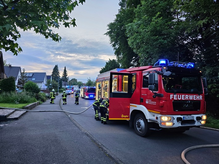 FW Königswinter: Brennender Anbau an Holzhaus - Nachbarn verhindern schlimmeres