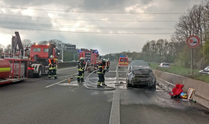 FW-DO: PKW brennt im Kreuz Dortmund-West aus