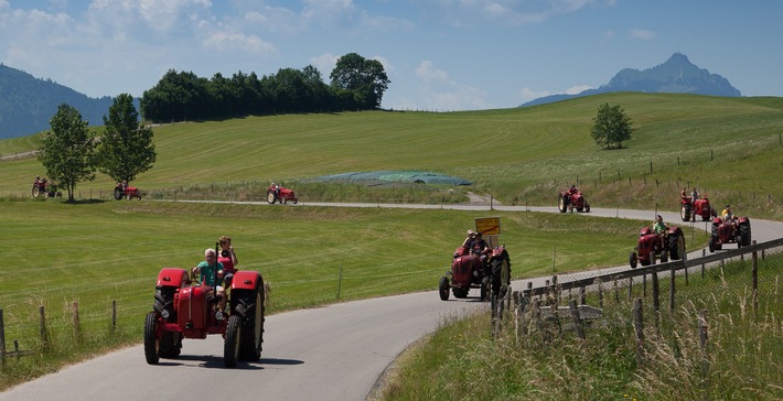 Mit dem historischen Porsche-Traktor auf Entdeckungsfahrt im Tannheimer Tal - BILD