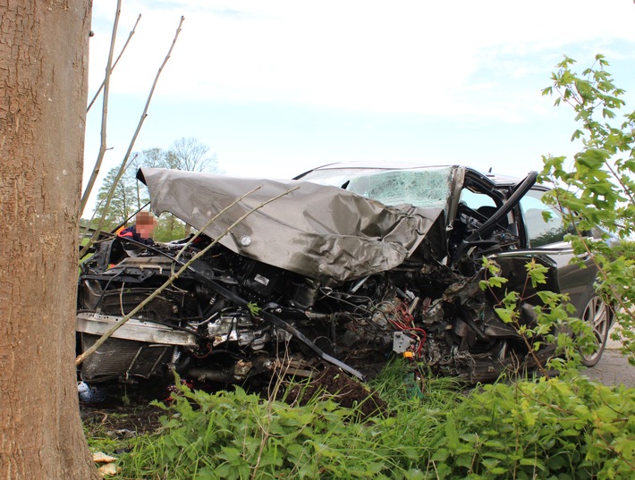 POL-MI: Autofahrer nach Unfall mit Rettungshubschrauber ins Mindener Klinikum geflogen