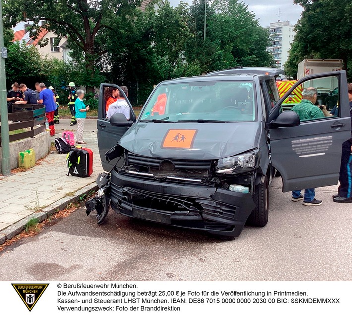 FW-M: Umgestürzter Kleintransporter blockiert Fahrbahn (Hadern)