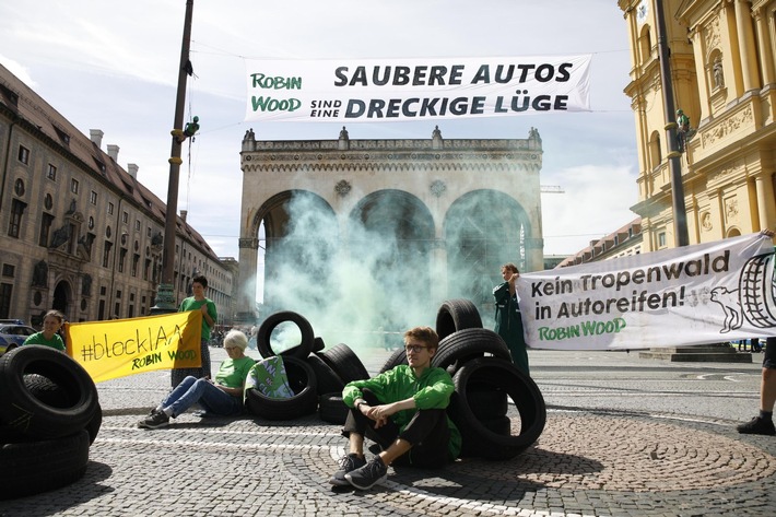 Klima-Protestaktion gegen IAA: Weniger Autos statt E-Autos!