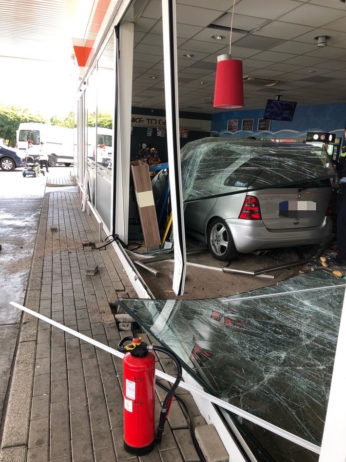 POL-MS: Auto fährt in Tankstelle - Zwei Verletzte