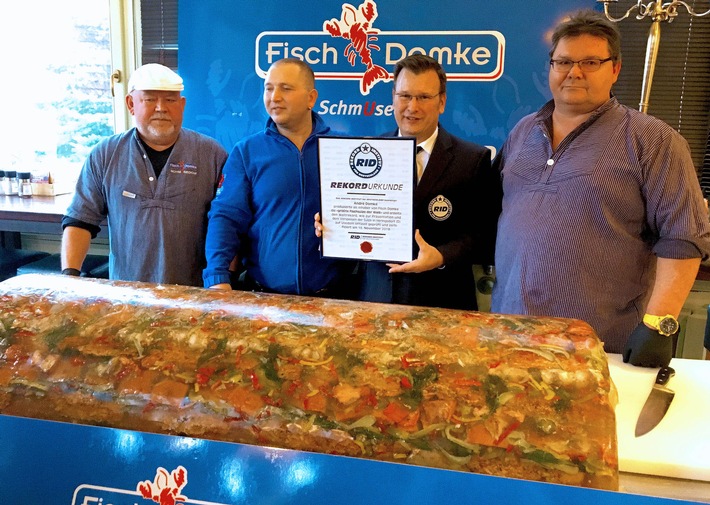 &quot;Größte Fischsülze der Welt&quot; - der erfolgreiche Weltrekord wurde auf Usedom geprüft und offiziell zertifiziert vom &quot;Rekord-Institut für Deutschland&quot;