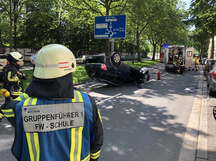 FW-BO: Verkehrsunfall in Bochum Weitmar - PKW landet auf dem Dach