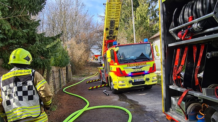 FW Ratingen: Dachstuhlbrand nach Dacharbeiten