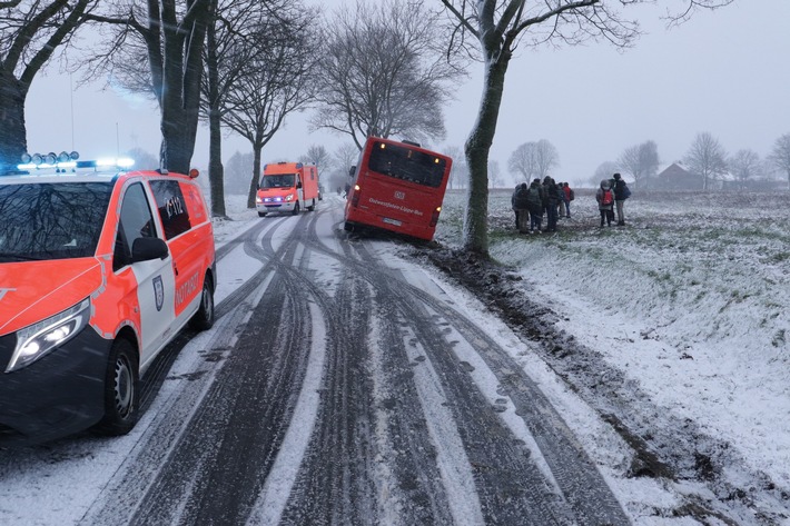 POL-PB: Schulbus kollidiert mit Baum