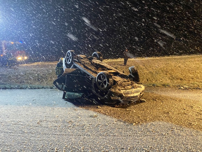 POL-PDLD: Schneeglätte auf A65 - Pkw überschlägt sich