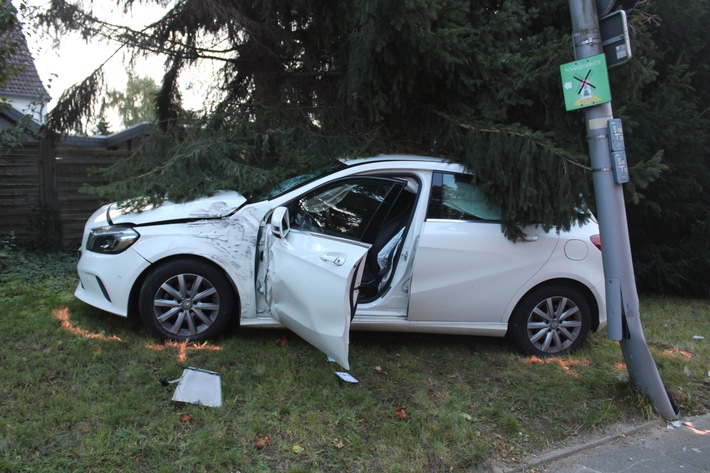 POL-MI: Mercedesfahrerin zieht sich bei Unfall Verletzungen zu