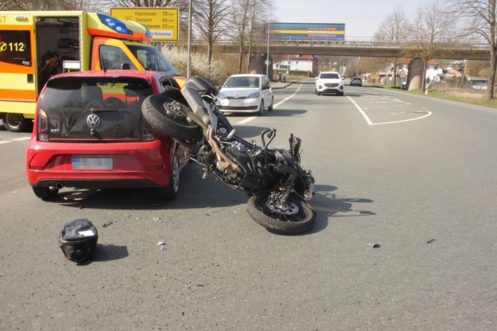 POL-HX: Schwer verletzter Motorradfahrer mit Hubschrauber in Klinik geflogen