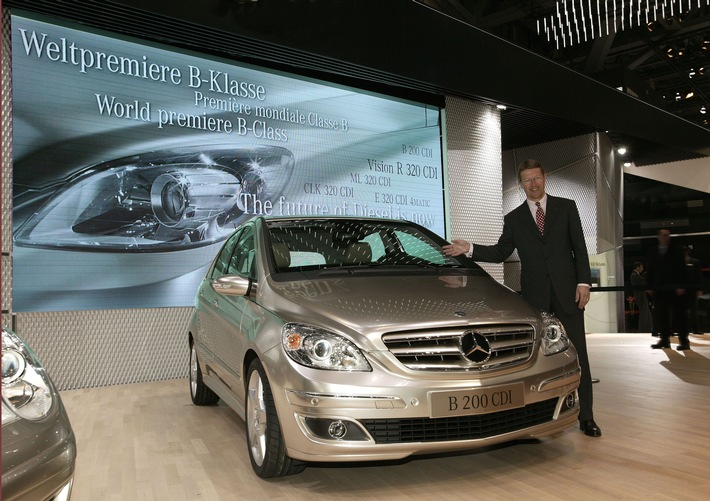 Mercedes-Chef Dr. Eckhard Cordes kündigt serienmässigen Einsatz des Diesel-Partikelfilters an