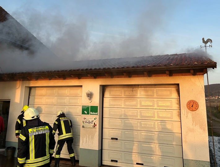 POL-PDLD: Brand einer Doppelgarage