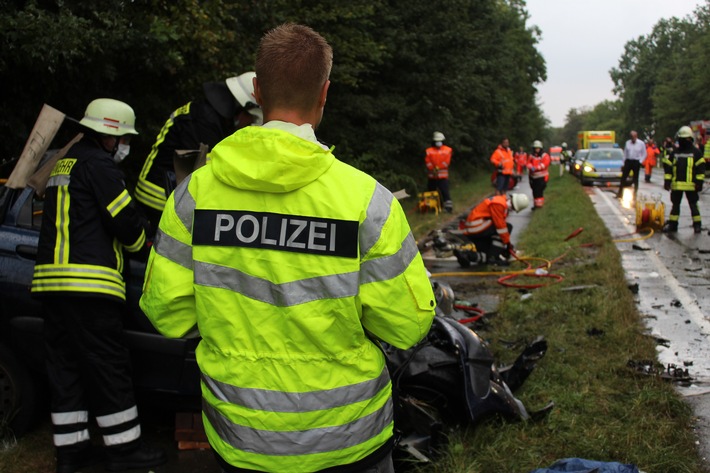 POL-HM: Tödlicher Verkehrsunfall auf der Bundesstraße 442