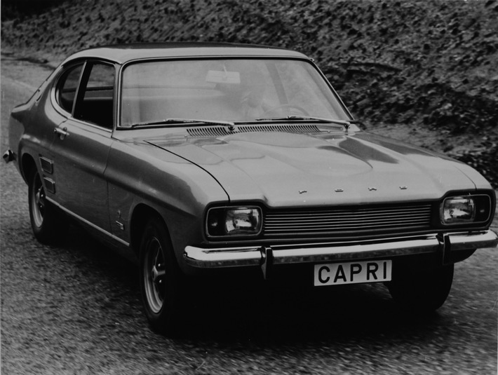 Im Januar 1969 gab der Ford Capri seine internationale Publikumspremiere auf dem Brüsseler Automobilsalon und wurde noch im gleichen Monat in der Bonner Beethovenhalle der deutschen Fachpresse vorgestellt. Im Februar 1969 schließlich betrat der Capri die Arena, in der Erfolge gefeiert und Niederlagen erlitten werden: die Showrooms der Händler, den Markt. Ursprünglich hätte der Capri übrigens Colt heißen sollen. Aber wie sich herausstellte, führte bereits ein fernöstlicher Hersteller diesen Namen in seinem Modellportfolio. Das Bild zeigt den Ford Capri 1700 GT (1969). Weiterer Text über ots und www.presseportal.de/nr/6955 / Die Verwendung dieses Bildes ist für redaktionelle Zwecke honorarfrei. Veröffentlichung bitte unter Quellenangabe: "obs/Ford-Werke GmbH"