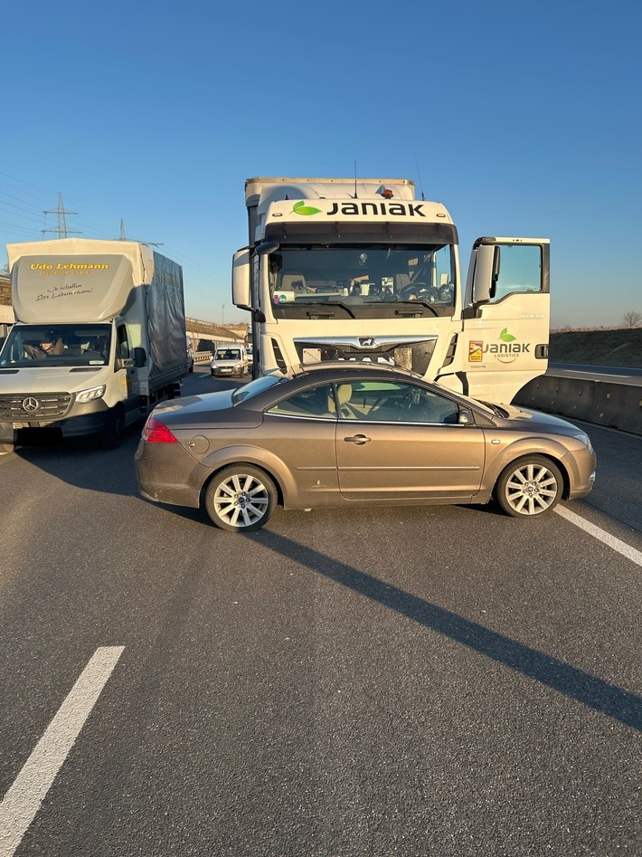 POL-PDLD: Unfall zwischen Lkw und Pkw