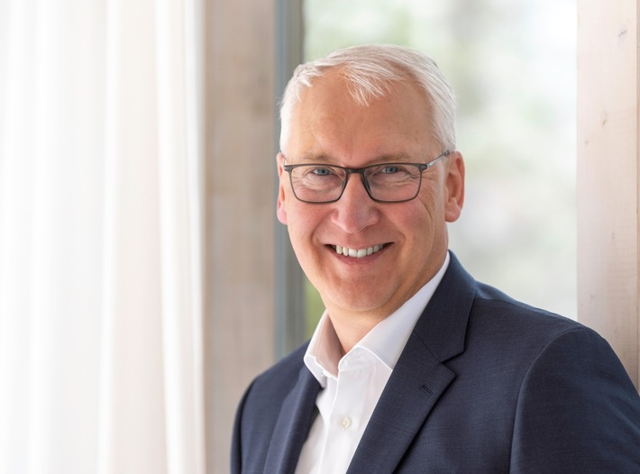 Maximilian Oertle wird neuer Technischer Geschäftsführer beim bayerischen Glasfaseranbieter M-net